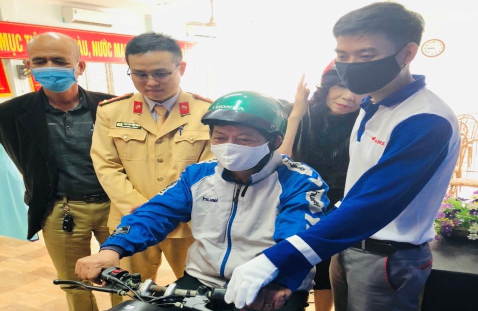 Tuyên truyền pháp luật về ATGT gắn với sơ kết mô hình toàn dân tham gia bảo đảm TTATGT và xây dựng tuyến phố văn minh, kiếu mẫu